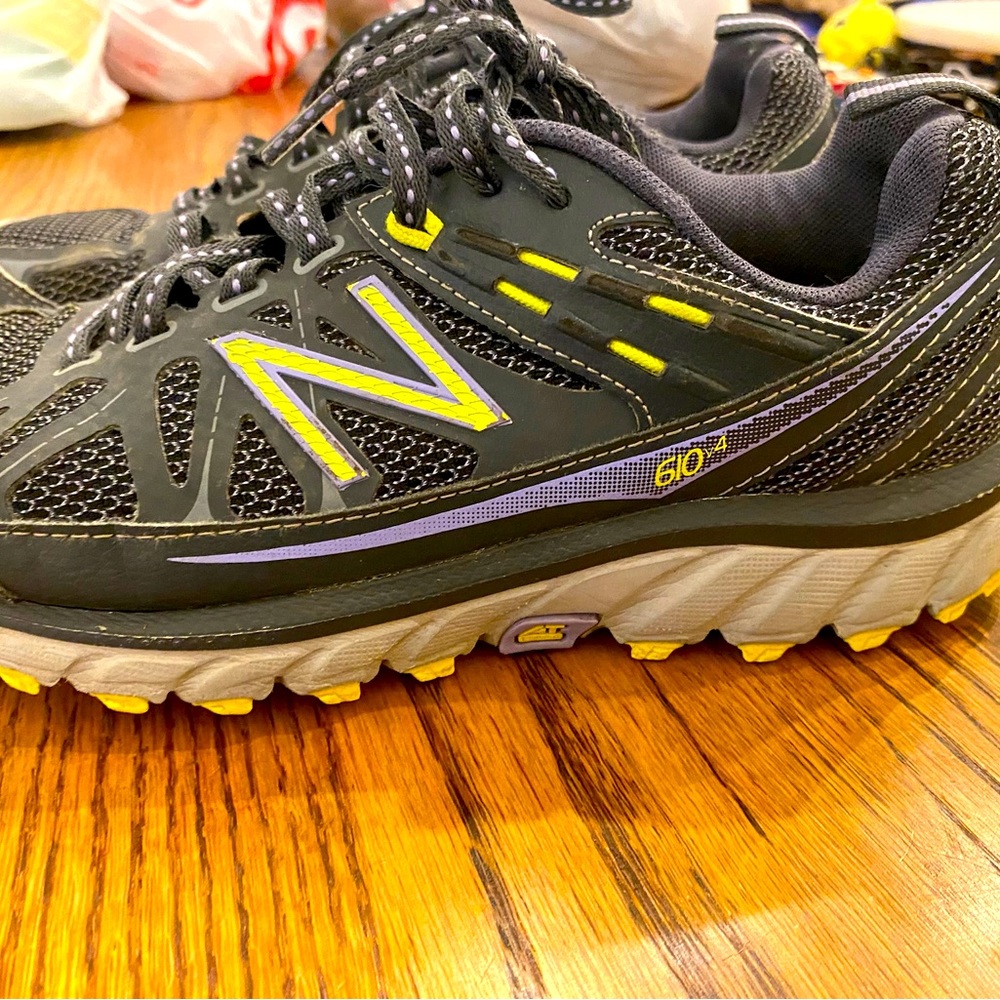 New Balance 610v4 all-terrain trail running shoes / size: 7M